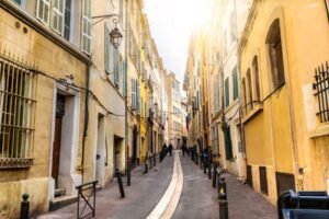 Pourquoi de plus en plus de Marseillais choisissent la porte anti-squat pour sécuriser leur logement