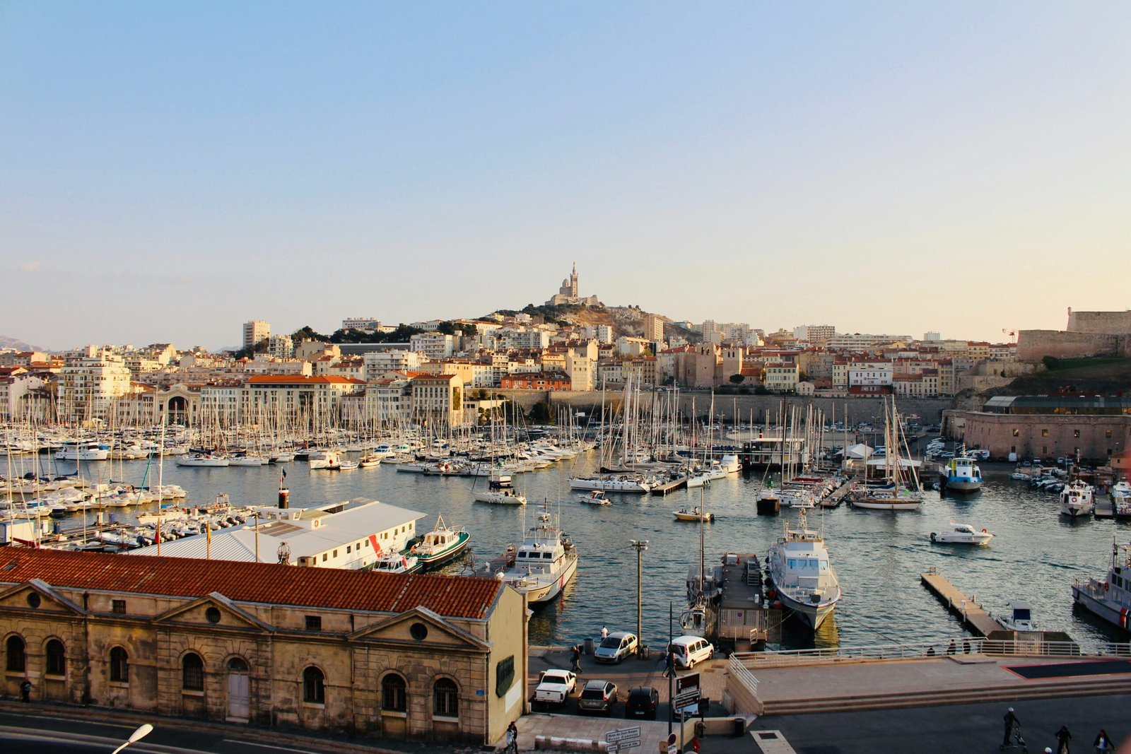 Vue panoramique de Marseille avec Notre-Dame de la Garde et le Vieux-Port — zone d'intervention porte anti-squat NO-SQUAT 13